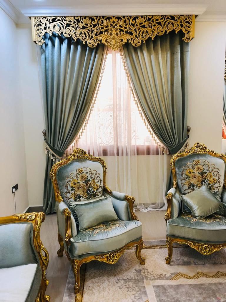 كراسي كلاسيكية وستائر فاخرة