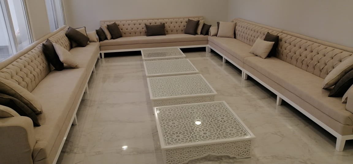مجلس عصري محيط بالغرفة